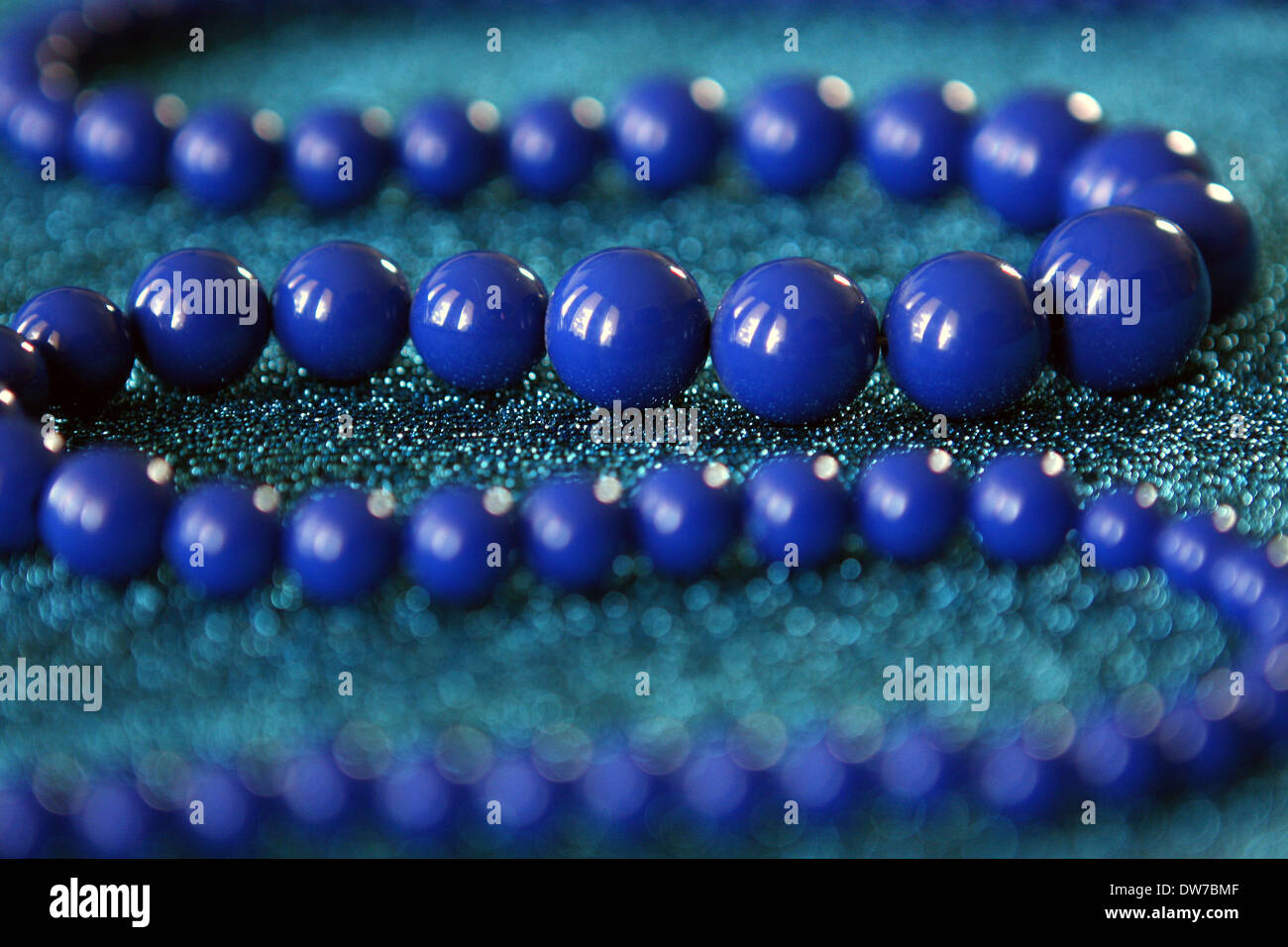 Helles Blau, Runde, große Multi Perlenkette auf blauen Glanz Kleid. Stockfoto