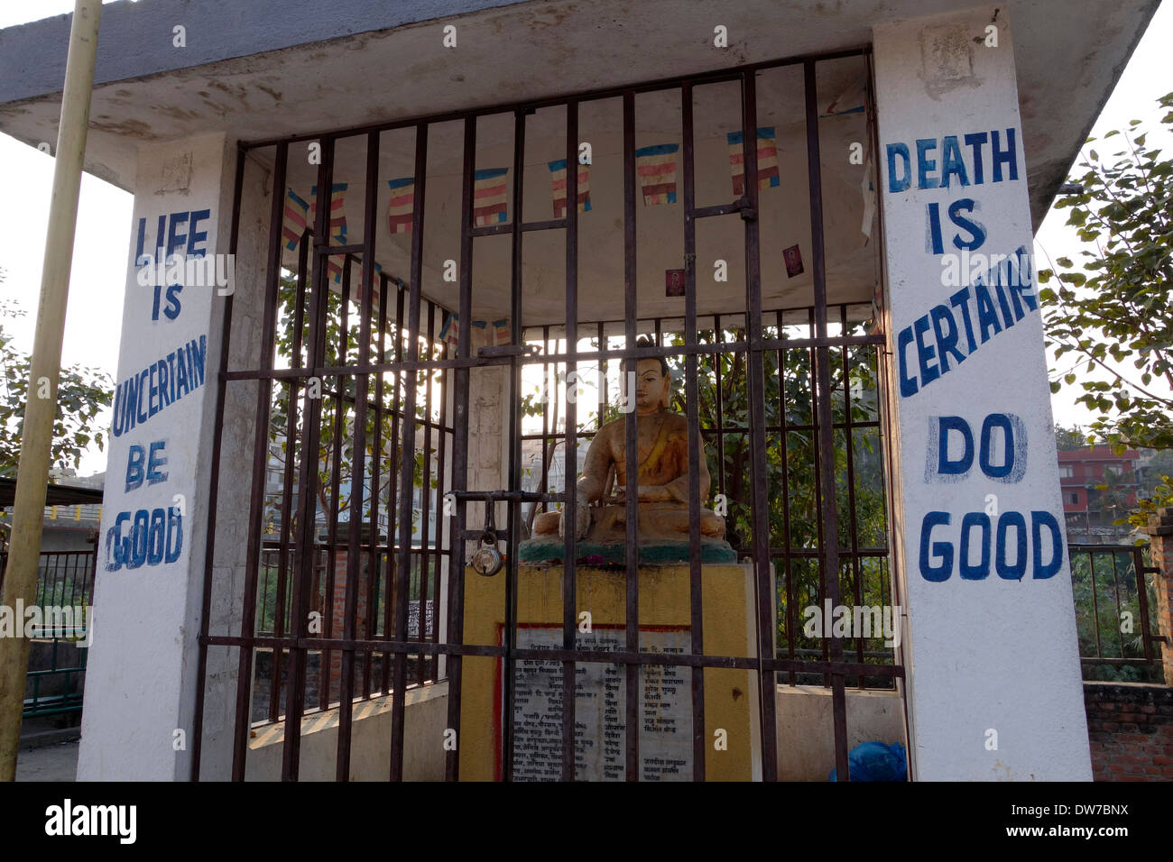 Leben und Tod Sprüche auf einem buddhistisch-Schrein in Kathmandu, Nepal. Stockfoto
