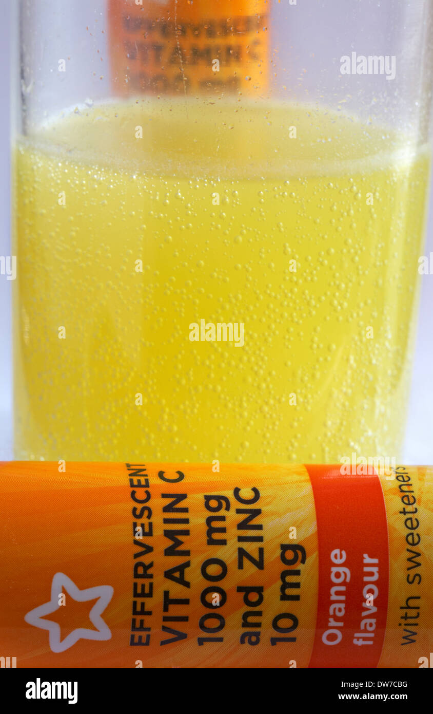 Rohr von immun Tabletten und Glas - Brausetabletten Vitamin C 1000 mg, Zink 10 mg orange Geschmack mit Süßstoffen Stockfoto