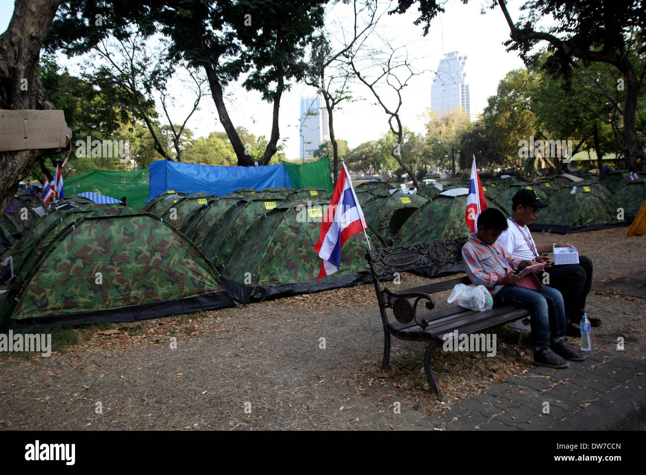 Bangkok, Thailand. 2. März 2014. Anti-Regierungs-Demonstranten während einer Kundgebung ein Lumpinipark. Anti-Regierungs-Demonstranten endet ihre Besetzung von vier wichtigen Kreuzungen in Bangkok über das Wochenende im Zuge der zunehmenden Gewalt. Die Demonstranten besetzen wichtige Bereiche in Bangkok in den letzten vier Monaten zu versuchen, die Regierung von Premierministerin Yingluck Shinawatra Hausmeister stürzen und das politische System des Einflusses von ihrem älteren Bruder, flüchtigen ehemaligen Premierminister Thaksin Shinawatra zu befreien. Bildnachweis: Sanji Dee/Alamy Live-Nachrichten Stockfoto