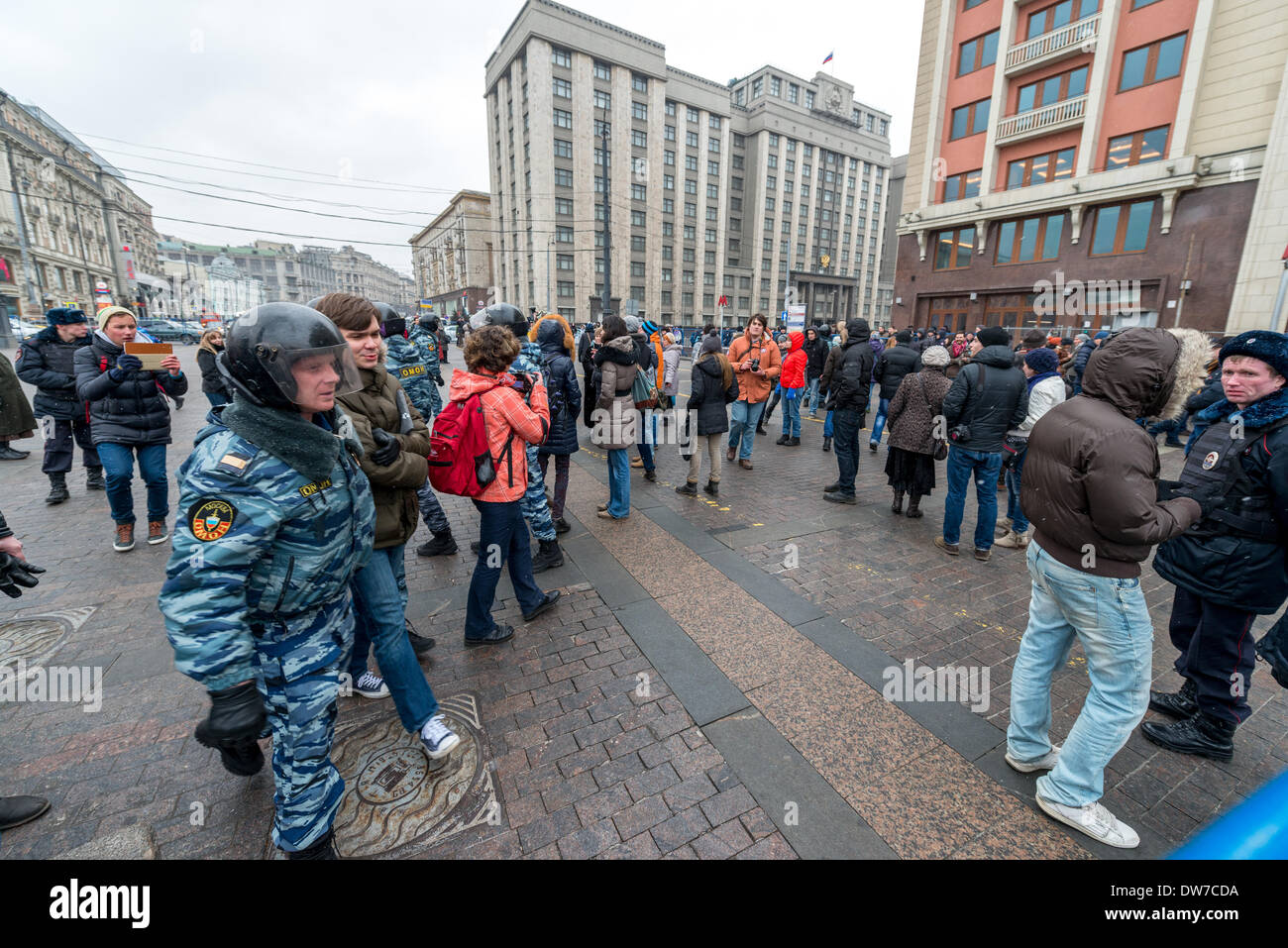 Die Polizei verhaftete Demonstranten gegen die russischen Truppen in der Ukraine in Moskau, Manezhnaya Platz am 2. März 2014 Stockfoto
