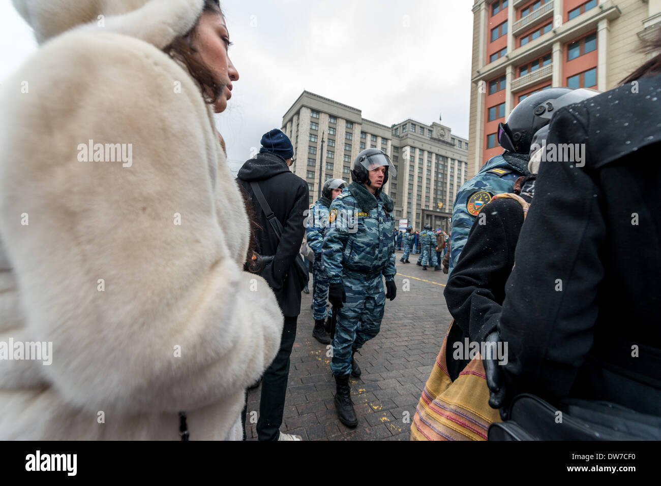 Polizei verdrängt Demonstranten vom Platz. Protest gegen die russischen Truppen in der Ukraine in Moskau, Manezhnaya Platz am 2. März 2014 Stockfoto