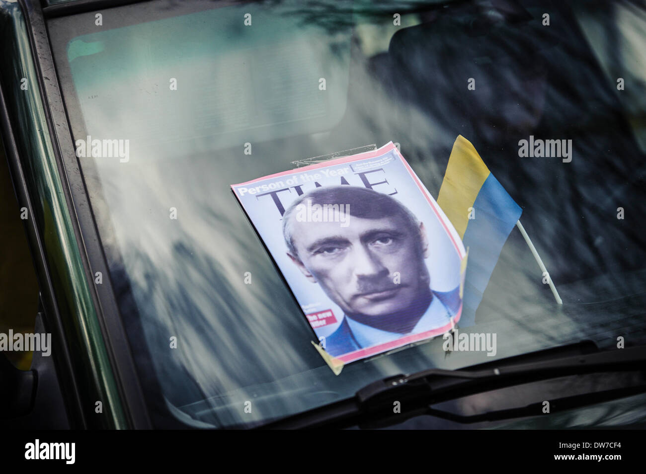 Brüssel, Belgien. 2. März 2014. Time Magazin Person Jahr Vorderdeckel Darstellung der russische Präsident Putin, wie Hitler auf einer Windschutzscheibe durch ukrainische Demonstranten während einer Demonstration vor der Russland Botschaft in Brüssel verlassen wird. Automaidan, eine organisierte Auto-Prozession von einer Gruppe von Autofahrern, die Unterstützung der Ukraine proeuropäischen Proteste, hielt vor dem Botschaftsgebäude aus Protest gegen Russlands aggressive Politik gegenüber der Ukraine. Bildnachweis: ZUMA Press, Inc./Alamy Live-Nachrichten Stockfoto