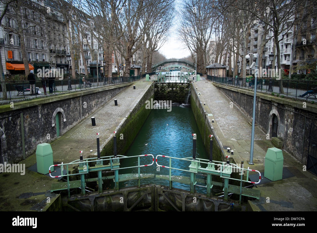 Eine Sperre auf dem Canal St Martin im Norden von Paris in der Nähe von Place de Republique Stockfoto
