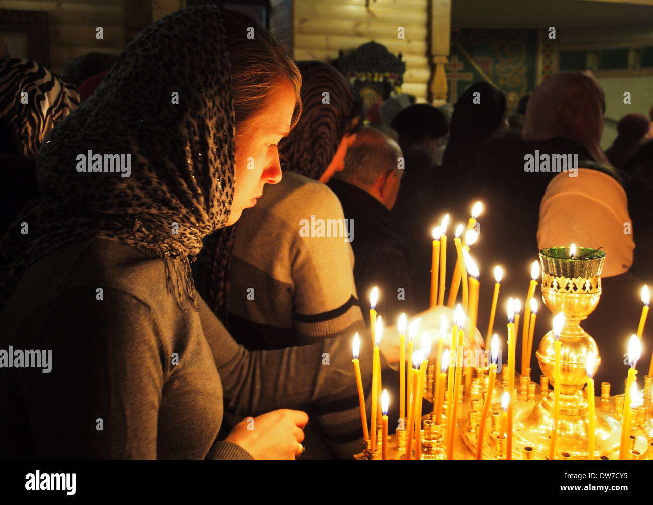 UKRAINE, LUGANSK - 2. März 2014: Orthodoxen und griechischen Katholiken in der Ukraine feiern Fastnacht Sonntag. Jedoch führen die Kirchen feierliche Dienste Prevrtilas im gemeinsamen Gebet für den Frieden im Land. Bildnachweis: Igor Golovnov/Alamy Live-Nachrichten Stockfoto