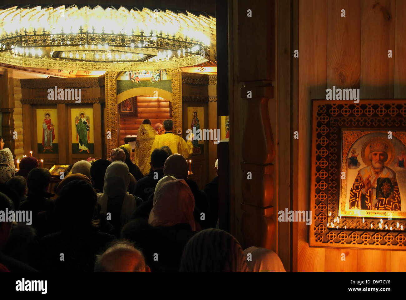 UKRAINE, LUGANSK - 2. März 2014: Orthodoxen und griechischen Katholiken in der Ukraine feiern Fastnacht Sonntag. Jedoch führen die Kirchen feierliche Dienste Prevrtilas im gemeinsamen Gebet für den Frieden im Land. Bildnachweis: Igor Golovnov/Alamy Live-Nachrichten Stockfoto