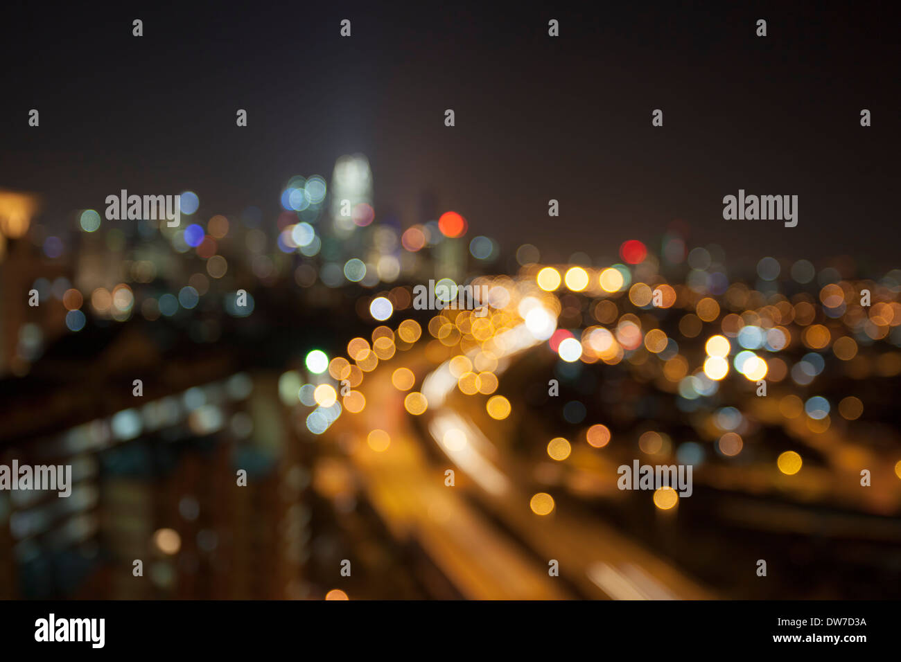 Ampang Kuala Lumpur erhöhte Autobahn AKLEH mit Skyline der Stadt in Malaysia nachts verschwommen defokussierten Bokeh-Hintergrund Stockfoto