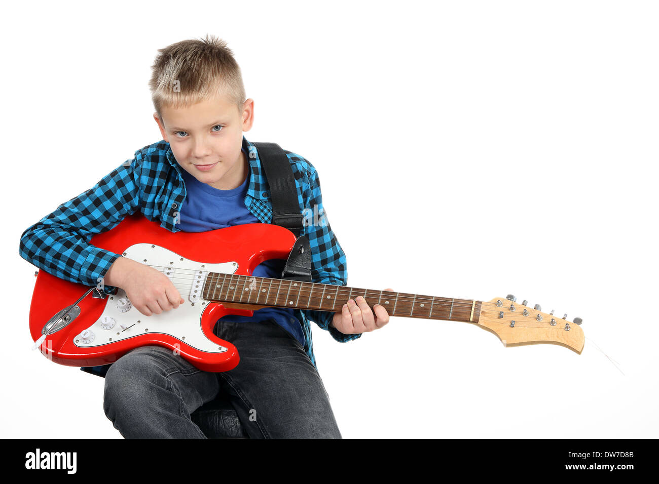 Hübscher kleiner Junge spielt auf rote e-Gitarre auf weißem Hintergrund  Stockfotografie - Alamy