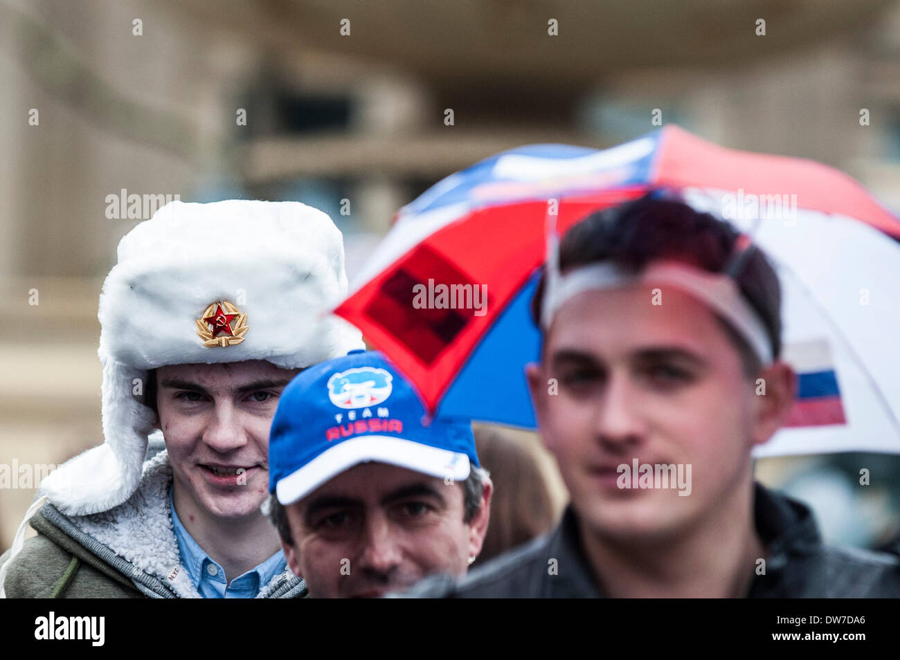 London, UK. 3. März 2014.  Ein junger Mann trägt eine traditionelle russische Pelzmütze auf der Masleniza-Festival.  Das Festival ist der Höhepunkt des russischen Woche in London. Fotograf: Gordon Scammell/Alamy Live-Nachrichten Stockfoto
