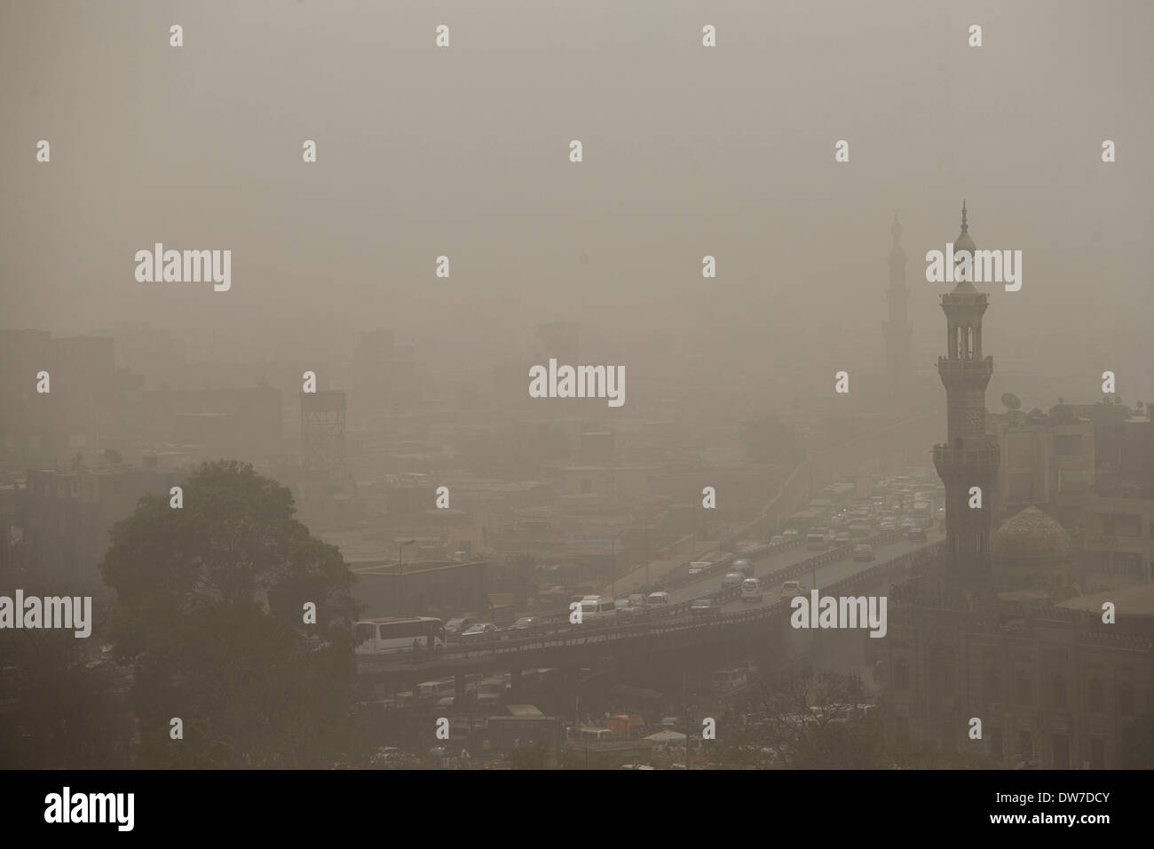 Kairo, Ägypten. 2. März 2014. Fahrzeuge gelten in einem Sandsturm in Kairo, Ägypten, 2. März 2014 laufen. Ein Sandsturm getroffen Cairo hier am Sonntag. Bildnachweis: Cui Xinyu/Xinhua/Alamy Live-Nachrichten Stockfoto