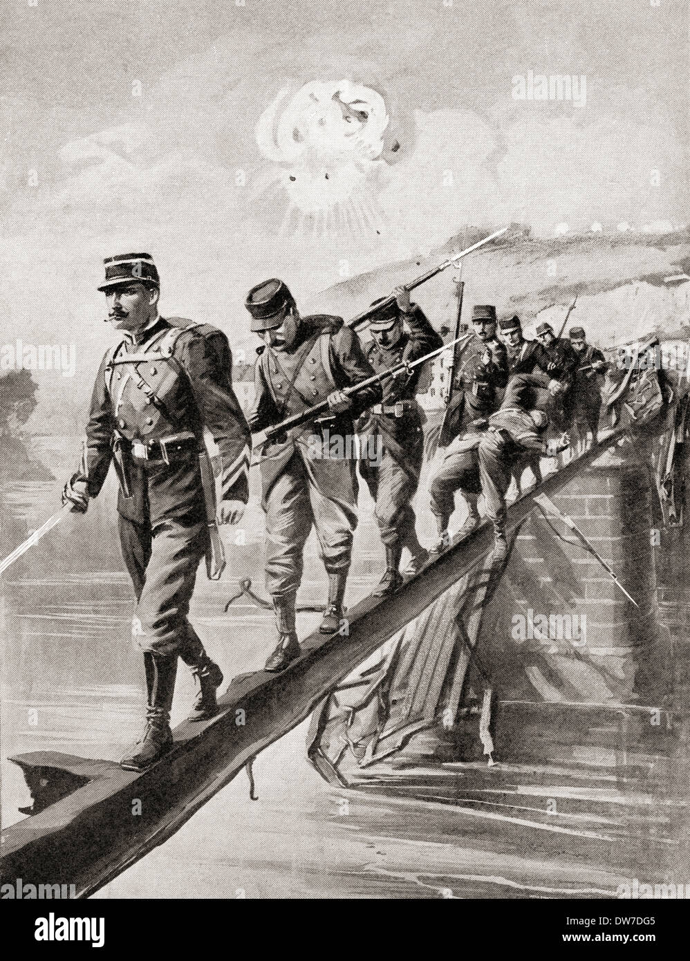 Französische Infanterie, balancieren auf einem einzigen Träger noch auf der Eisenbahnbrücke, machen eine gefährliche Überfahrt über den Fluss Aisne Stockfoto