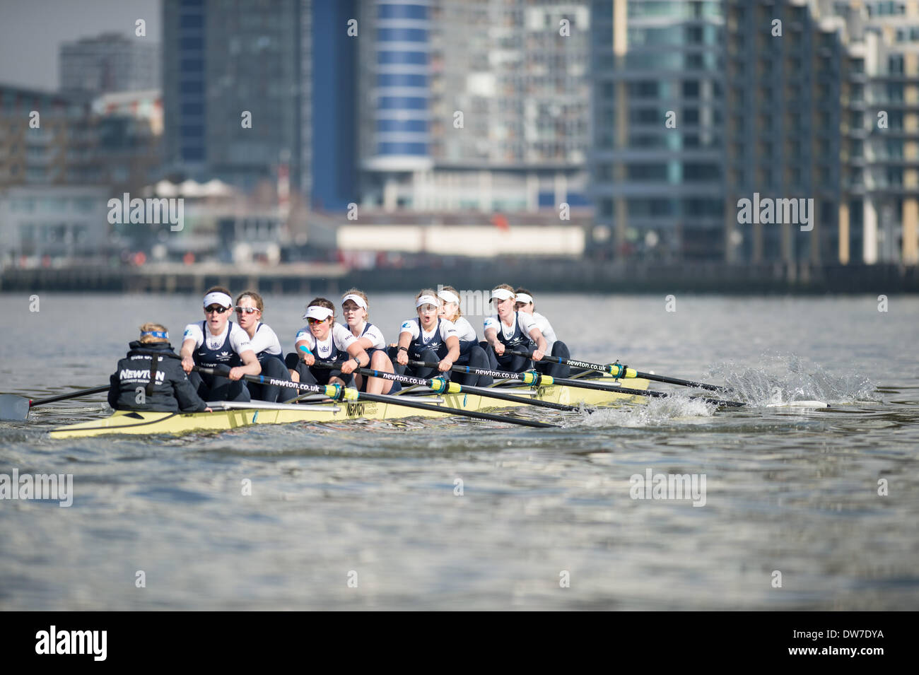 London, UK. 1. März 2014.  FIXTURE 2014 BOAT RACE SAISON.  Oxford University Women Boat Club V Molesey Boat Club.  OUWBC Crew (blaue Hemden): Bogen: Elizabeth Fenje; 2: Alice Carrington-Windo; 3: Maxie Scheske; 4: Nadine Graedel Iberg; 5: Amber De Vere; 6: Lauren Kedar; 7: Anastasia Tschitti; Schlaganfall: Laura Savarese; Cox: Erin Wysocki-Jones.  MBC-Crew: Bogen: Aimee Jonckers; 2: Emma Boyns; 3: Nel Burg-Smith; 4: Victoria Watts; 5: Amber Anderson; 6: Gabby Rodriguez; 7: Karen Bennett; Schlaganfall: Samantha Fowler; Cox: Connie Pidoux. Bildnachweis: Duncan Grove/Alamy Live-Nachrichten Stockfoto