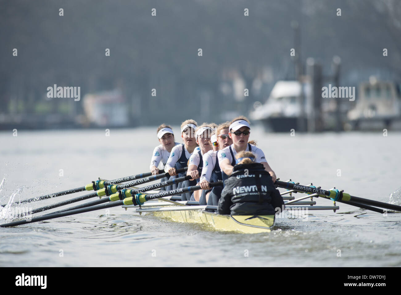 London, UK. 1. März 2014.  FIXTURE 2014 BOAT RACE SAISON.  Oxford University Women Boat Club V Molesey Boat Club.  OUWBC Crew (blaue Hemden): Bogen: Elizabeth Fenje; 2: Alice Carrington-Windo; 3: Maxie Scheske; 4: Nadine Graedel Iberg; 5: Amber De Vere; 6: Lauren Kedar; 7: Anastasia Tschitti; Schlaganfall: Laura Savarese; Cox: Erin Wysocki-Jones.  MBC-Crew: Bogen: Aimee Jonckers; 2: Emma Boyns; 3: Nel Burg-Smith; 4: Victoria Watts; 5: Amber Anderson; 6: Gabby Rodriguez; 7: Karen Bennett; Schlaganfall: Samantha Fowler; Cox: Connie Pidoux. Bildnachweis: Duncan Grove/Alamy Live-Nachrichten Stockfoto