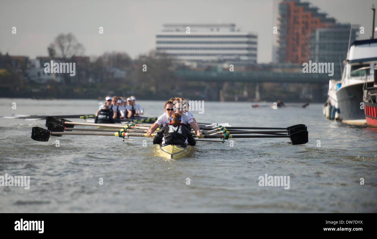 London, UK. 1. März 2014.  FIXTURE 2014 BOAT RACE SAISON.  Oxford University Women Boat Club V Molesey Boat Club.  OUWBC Crew (blaue Hemden): Bogen: Elizabeth Fenje; 2: Alice Carrington-Windo; 3: Maxie Scheske; 4: Nadine Graedel Iberg; 5: Amber De Vere; 6: Lauren Kedar; 7: Anastasia Tschitti; Schlaganfall: Laura Savarese; Cox: Erin Wysocki-Jones.  MBC-Crew: Bogen: Aimee Jonckers; 2: Emma Boyns; 3: Nel Burg-Smith; 4: Victoria Watts; 5: Amber Anderson; 6: Gabby Rodriguez; 7: Karen Bennett; Schlaganfall: Samantha Fowler; Cox: Connie Pidoux. Bildnachweis: Duncan Grove/Alamy Live-Nachrichten Stockfoto