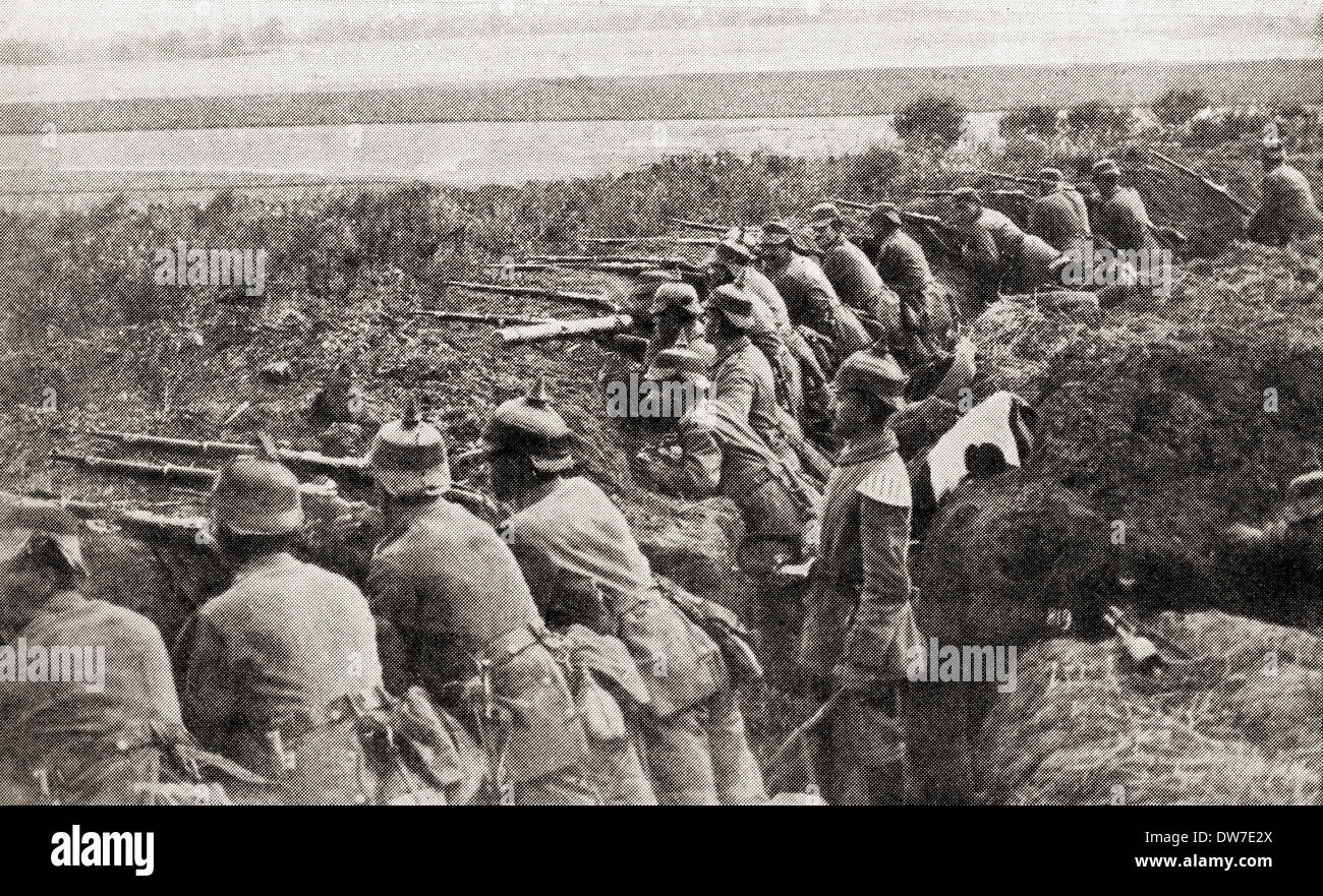 Deutsche Truppen feuern aus Gräben unter der Leitung von einem Offizier im ersten Weltkrieg. Stockfoto