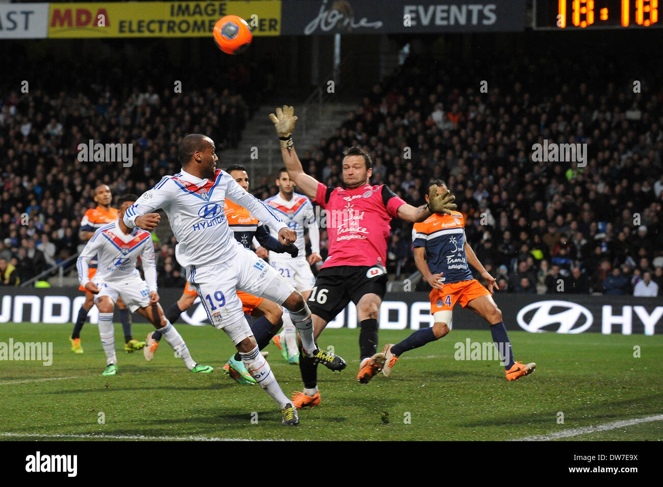 02.03.2014. französischen Liga 1 Fußball. Lyon und Montpellier. Jimmy Briand (Lyon) und Geoffrey Jourdren (Montpellier) Stockfoto