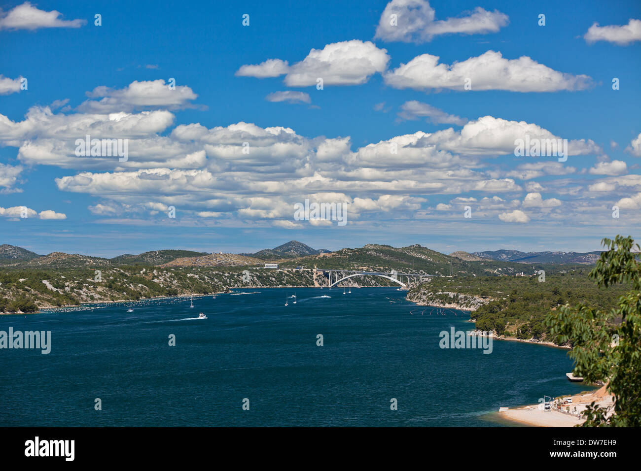Krka Fluss-Ansicht von der Stadt Sibenik, Kroatien. Horizontalen Schuss Stockfoto