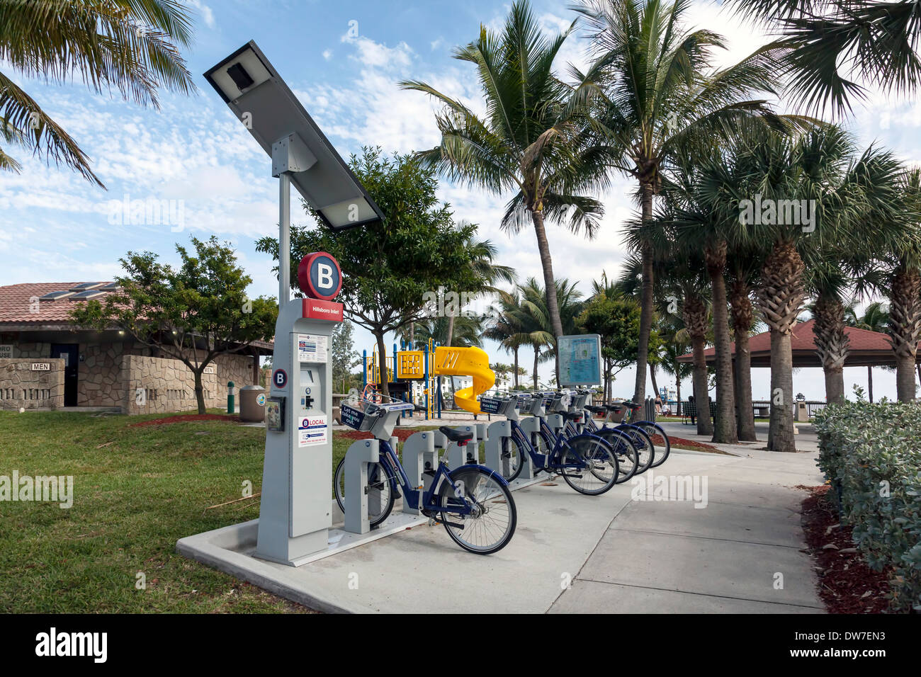 Solarbetriebene Fahrradträger verzichtet Leihräder in einem Hillsboro Inlet öffentlichen Waterfront Park. Stockfoto