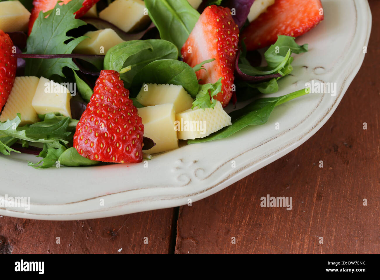 Gourmet-Salat mit frischen Erdbeeren und Käse Stockfoto