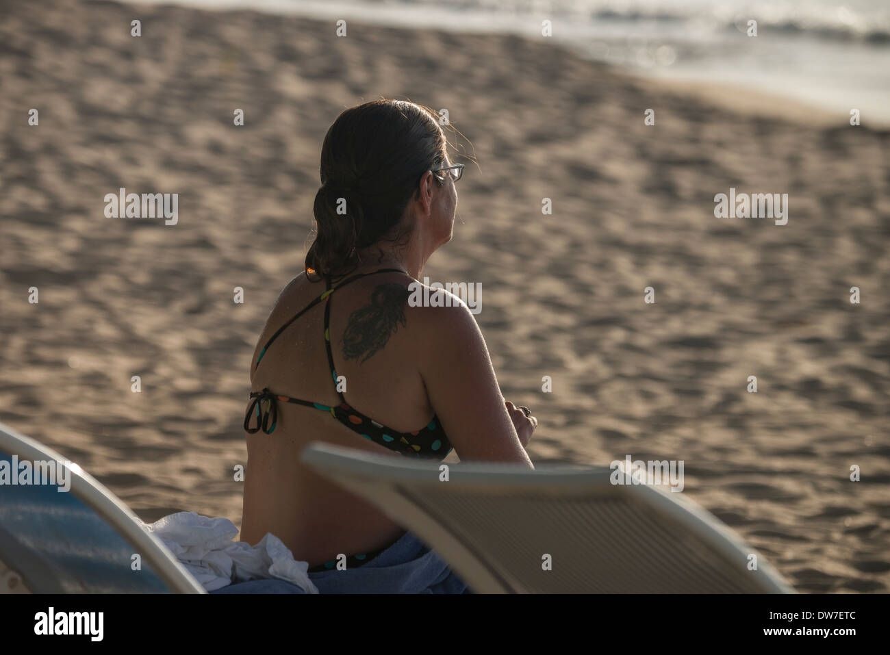 Einer weißen Frau in ihrem 30s hinaus auf das Meer schaut nach dem Schwimmen. St. Croix, US Virgin Islands. Stockfoto