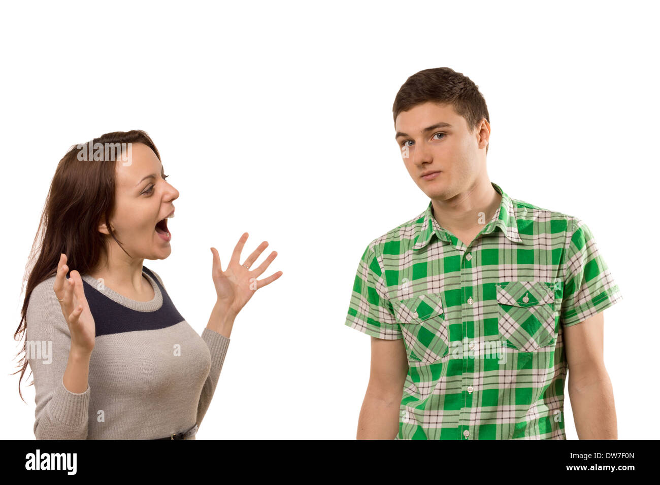 Erregte junge Frau gestikulieren bei ihrem Freund, wie sie ihm ihre Neuigkeiten erzählt, während er die Kamera für die Unterstützung im Umgang schaut Stockfoto