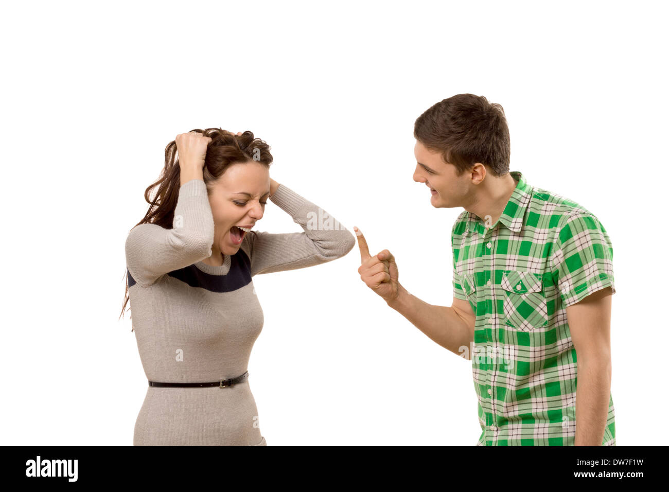 Junge Paare, die haben einer Meinungsverschiedenheit als die Frau schreit vor Wut und Frustration über ihren Freund, der eine unhöfliche Geste mit dem Finger, isoliert auf weiss macht. Stockfoto