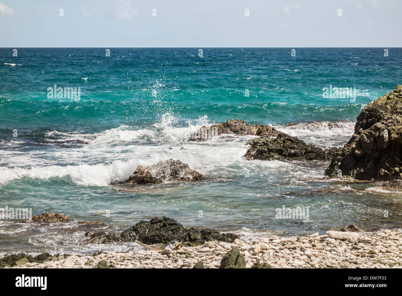 Ein Blick auf das Karibische Meer und Felsen von der Küste des östlichen Ende der Insel St. Croix, Amerikanische Jungferninseln. Stockfoto