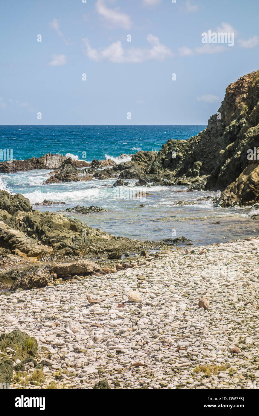 Ein Blick auf die Felsen und das Meer von der Küste des östlichen Ende der Insel St. Croix, Amerikanische Jungferninseln. Stockfoto