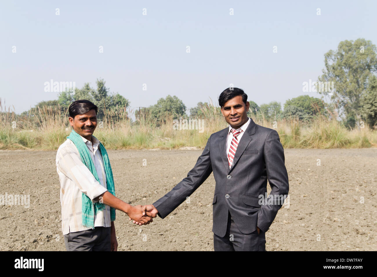 indischen Bauern Abkommen mit Verkäufer Stockfoto