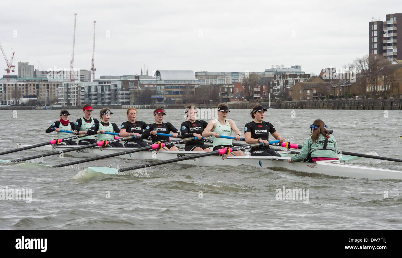 02.03.2014. CLUB FIXTURE 2014 BOAT RACE SAISON. Cambridge University Women Boat Club V Themse Rowing Club. CUWBC Crew (helle blaue Hemden):-Bogen: Caroline Reid; 2: Kate Ashley; 3: Holly-Spiel; 4: Izzy Vyvyan; 5: Catherine Foot; 6: Melissa Wilson; 7: Claire Watkins; Schlaganfall: Emily Day; Cox: Esther Momcilovic. Stockfoto