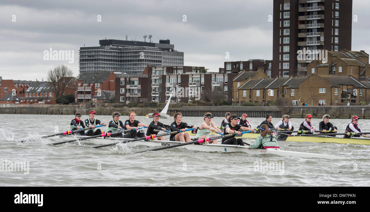02.03.2014. CLUB FIXTURE 2014 BOAT RACE SAISON. Cambridge University Women Boat Club V Themse Rowing Club. CUWBC Crew (helle blaue Hemden):-Bogen: Caroline Reid; 2: Kate Ashley; 3: Holly-Spiel; 4: Izzy Vyvyan; 5: Catherine Foot; 6: Melissa Wilson; 7: Claire Watkins; Schlaganfall: Emily Day; Cox: Esther Momcilovic. Stockfoto