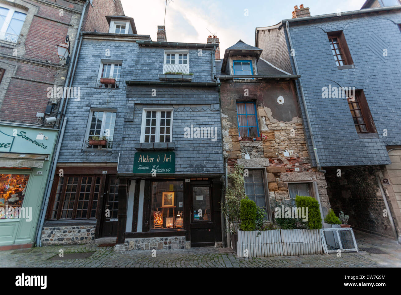 Honfleur zeichnet sich durch seine Häuser mit Schiefer bedeckten Fassaden, Stockfoto