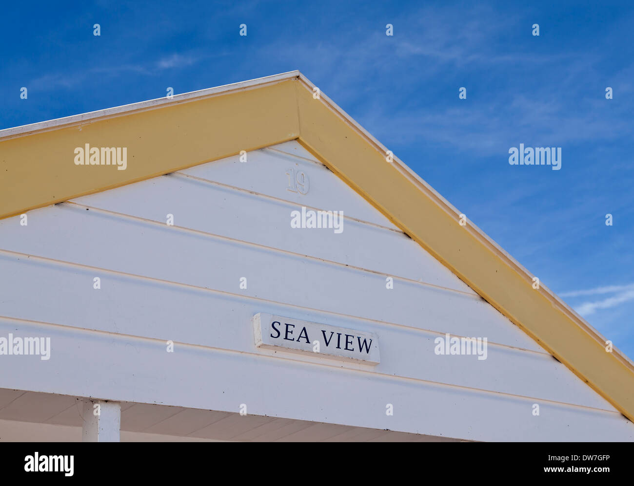 Strand-Hütte-Dach mit Namen Platte Meerblick Stockfoto
