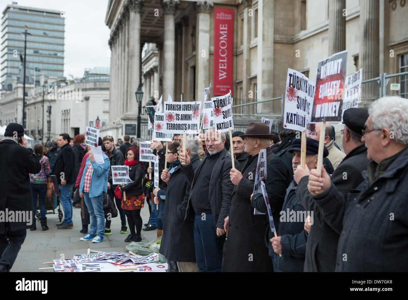 London, UK. 2. März 2014. Plakate gegen den Krieg in Syrien durch Demonstranten in Trafalgar Square Kredit statt: Neil Cordell/Alamy Live News Stockfoto