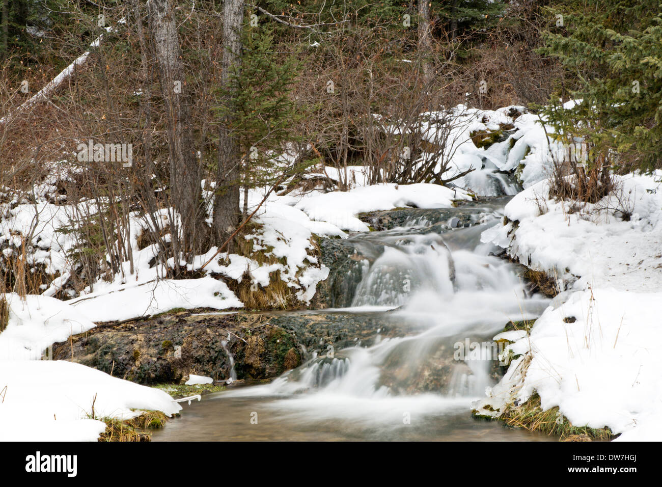 Eine schöne Reihe von Wasserfällen mit Eis und Schnee im winter Stockfoto