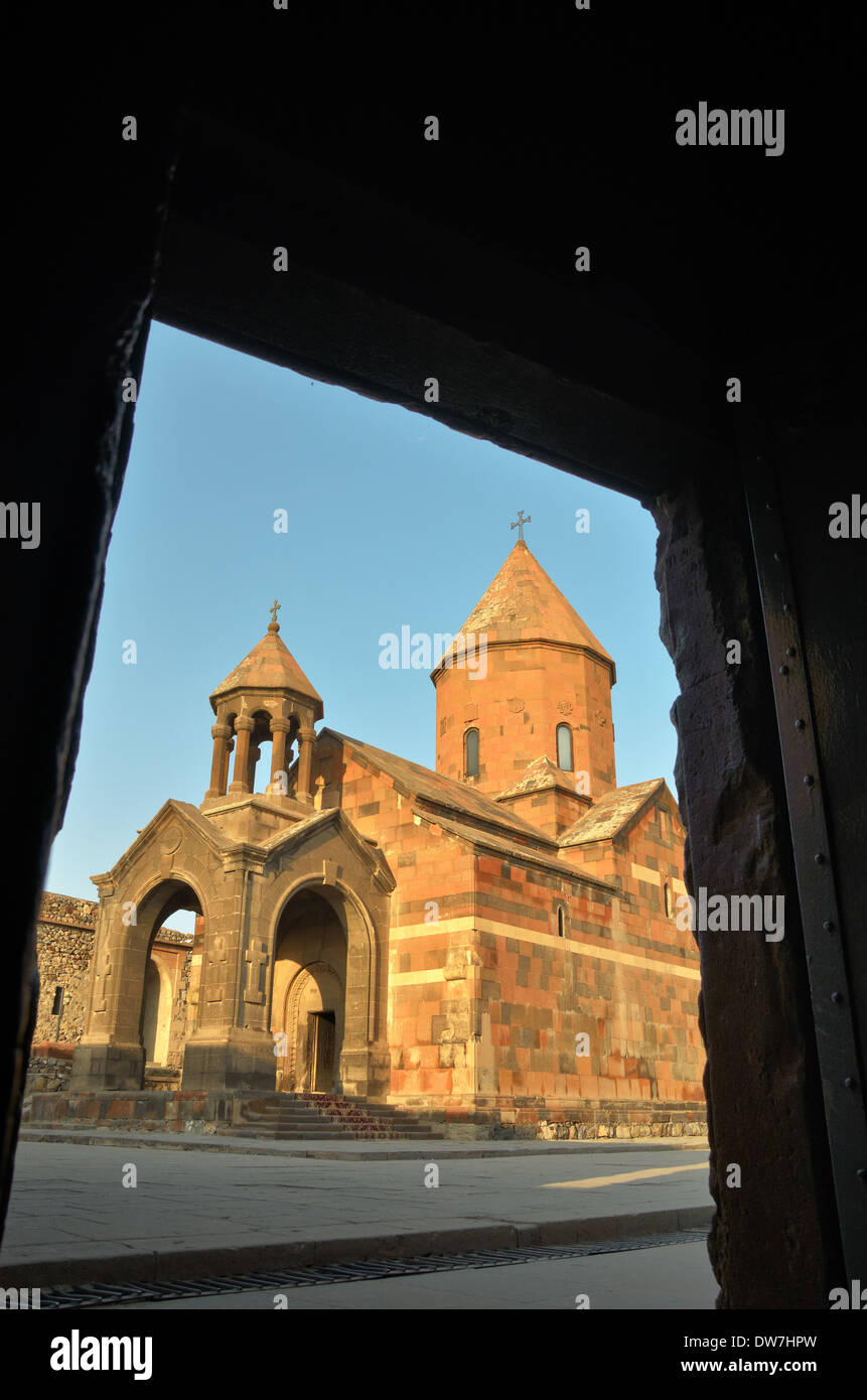 Blick auf die Kirche der Heiligen Mutter Gottes (St. Astvatzatzin) aus dem Brunnen in Khor Virap Kloster, Ararat Tal, Armenien Stockfoto