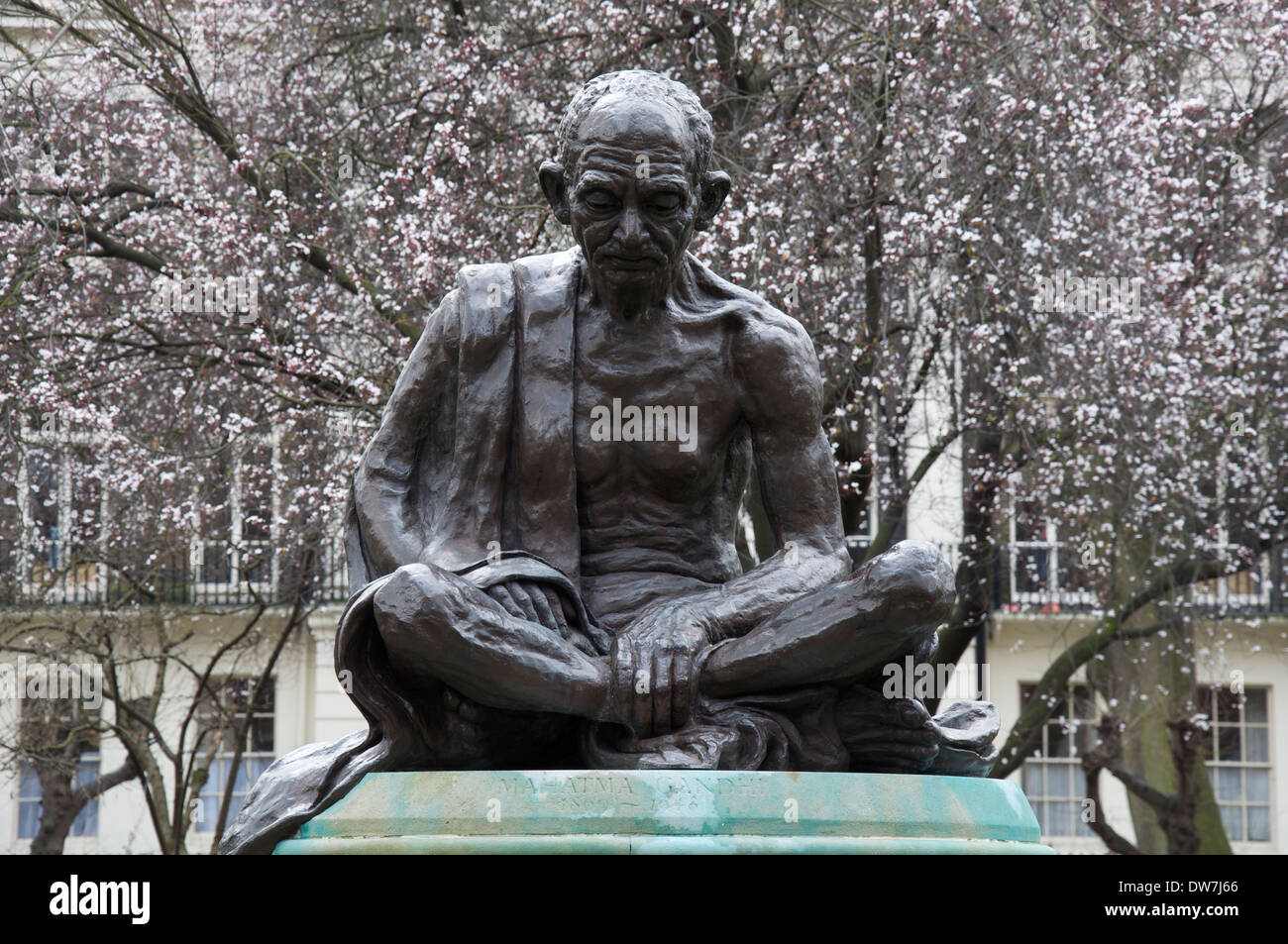 Eine Statue von Mahatma Gandhi, der Anführer der Indiens Kampf für die Unabhängigkeit vom britischen Mutterland. Tavistock Square, London, England, Vereinigtes Königreich. Stockfoto