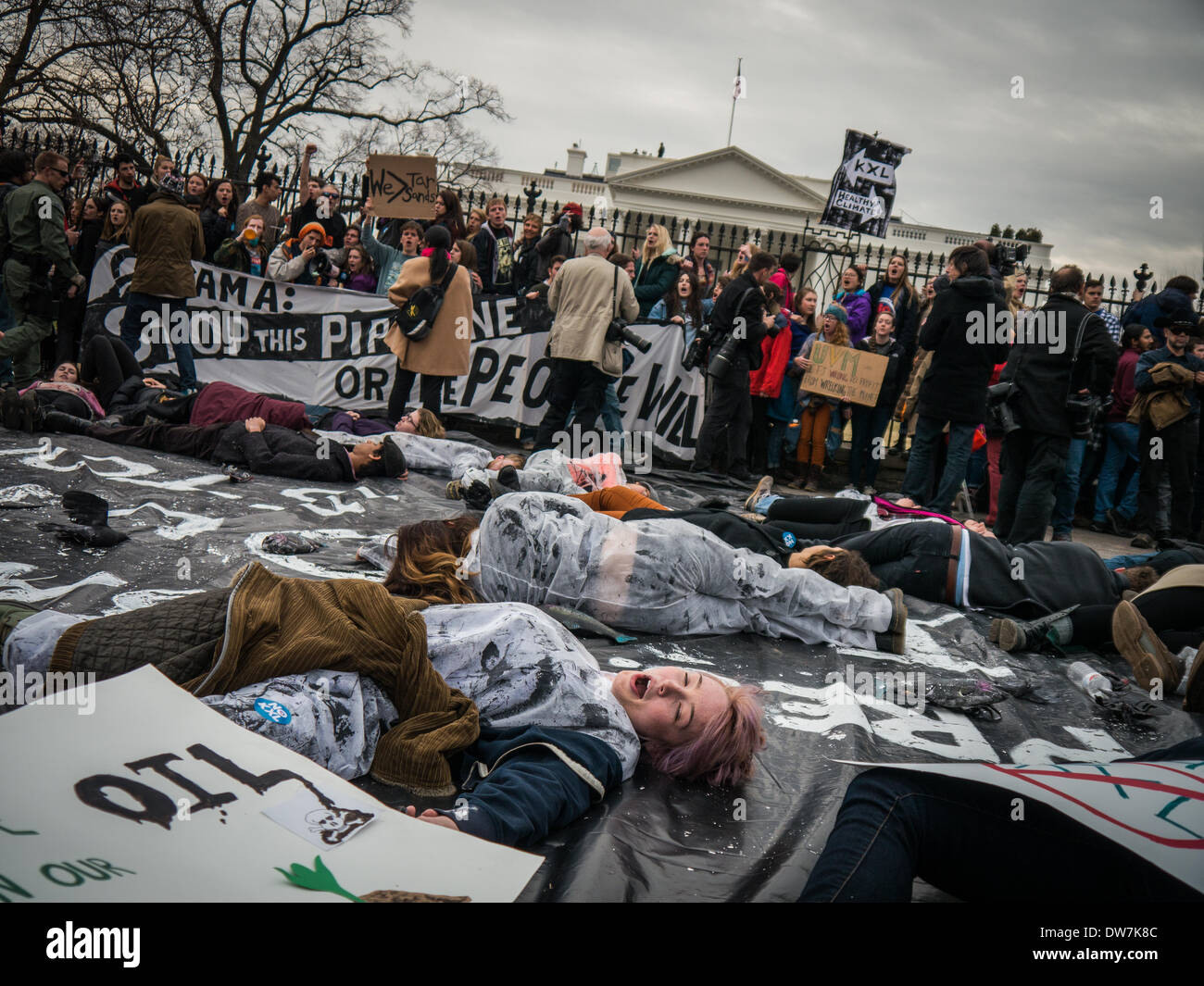 Washington, DC, USA. 2. März 2014. Mehrere hundert Studenten aus der ganzen USA versammelten sich in Washington, DC an diesem Wochenende Protest gegen den Bau der Pipeline XL, unter Berufung auf die Verletzung, die es die Umwelt führen würde. © Ann wenig/Alamy News Stockfoto