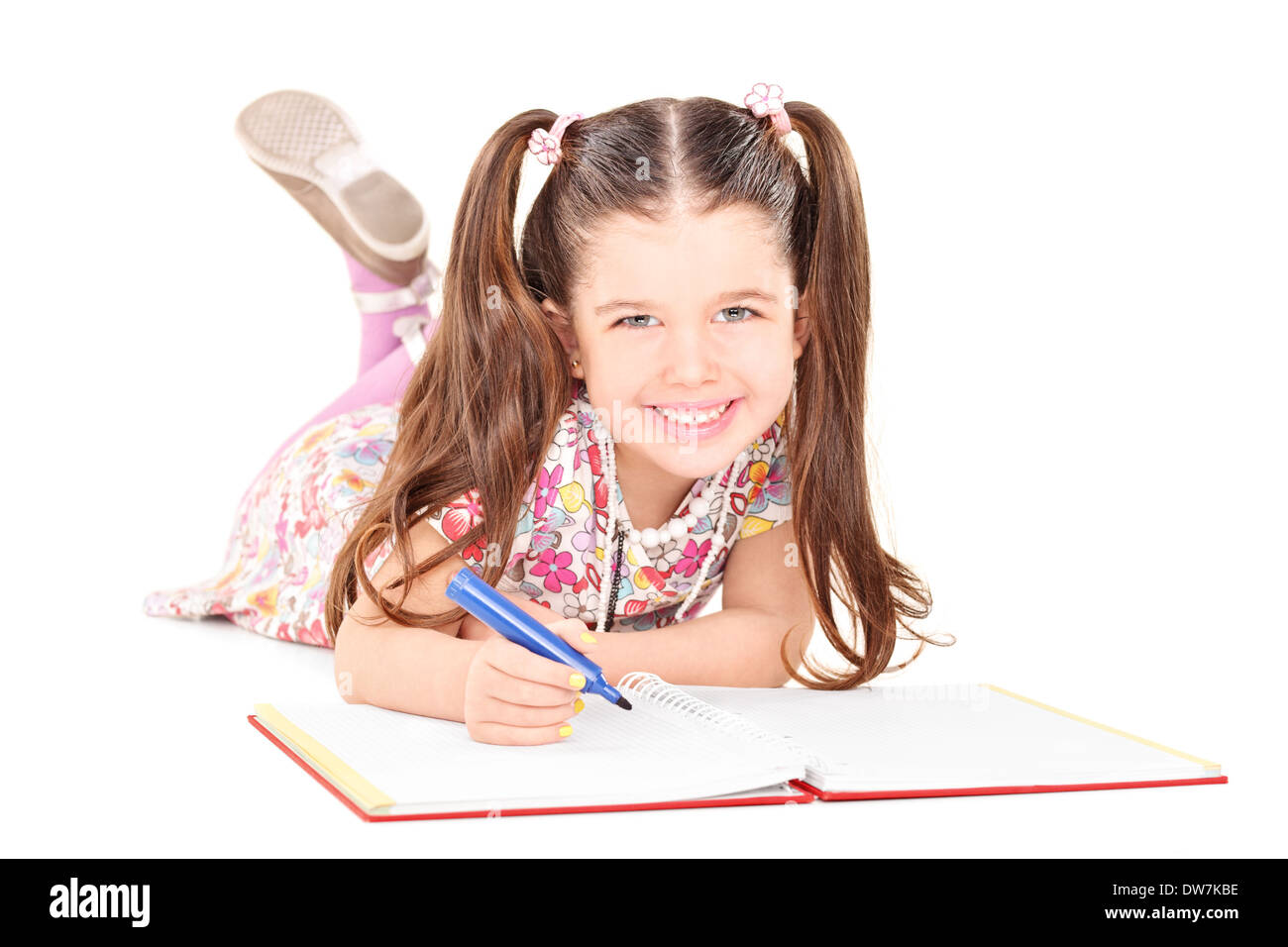 Kleines Mädchen auf den Boden legen und zeichnen von Bildern in einer Arbeitsmappe Stockfoto