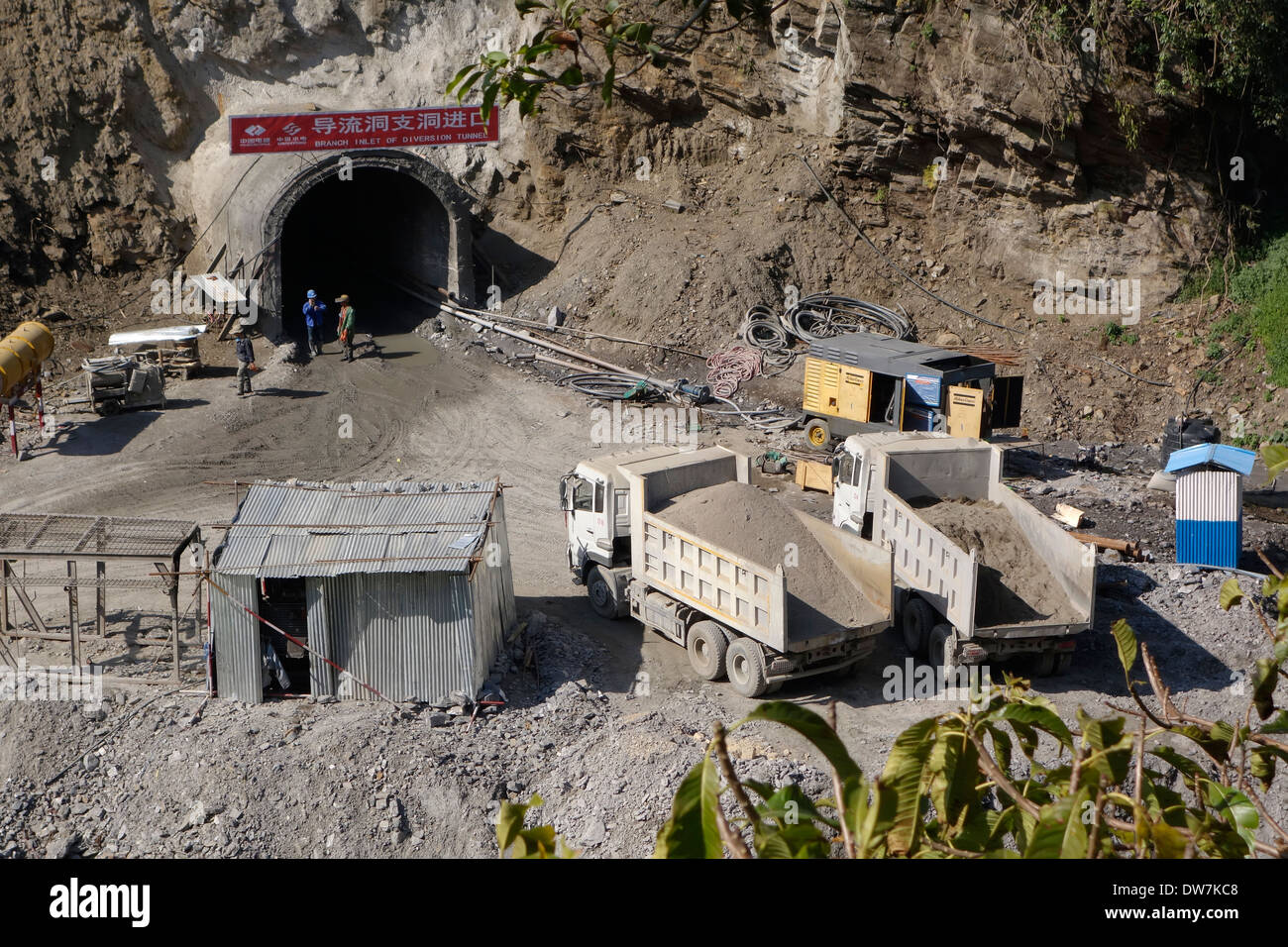 Abzweigung Tunnel im Bau als Teil des umstrittenen oberen Marsyangdi-Wasserkraft-Projekt in Nepal. Stockfoto
