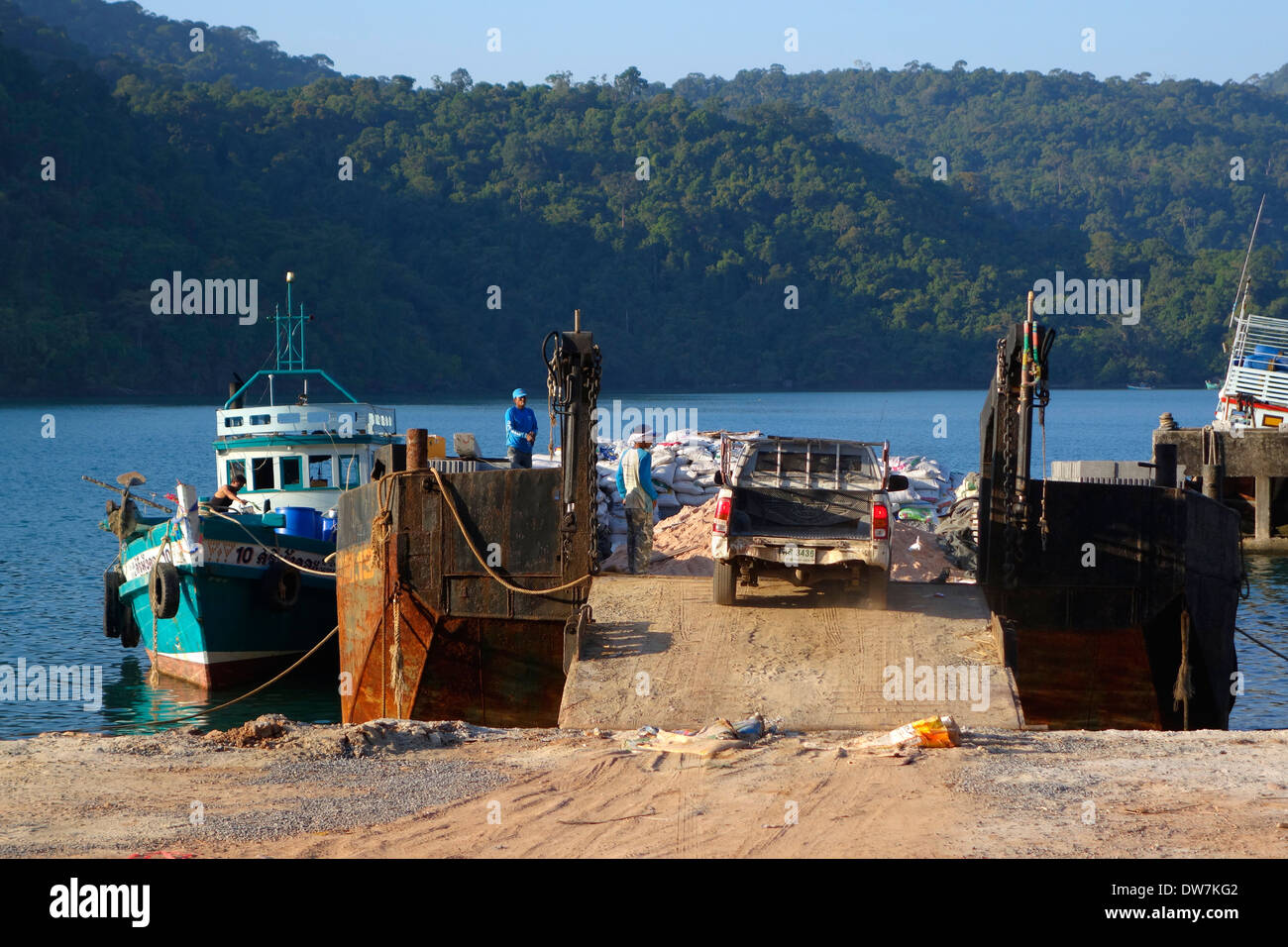 Lastkahn mit Baubedarf Bau bei Ban Ao Yai, ein Fischerdorf auf Koh Kood, Thailand. Stockfoto