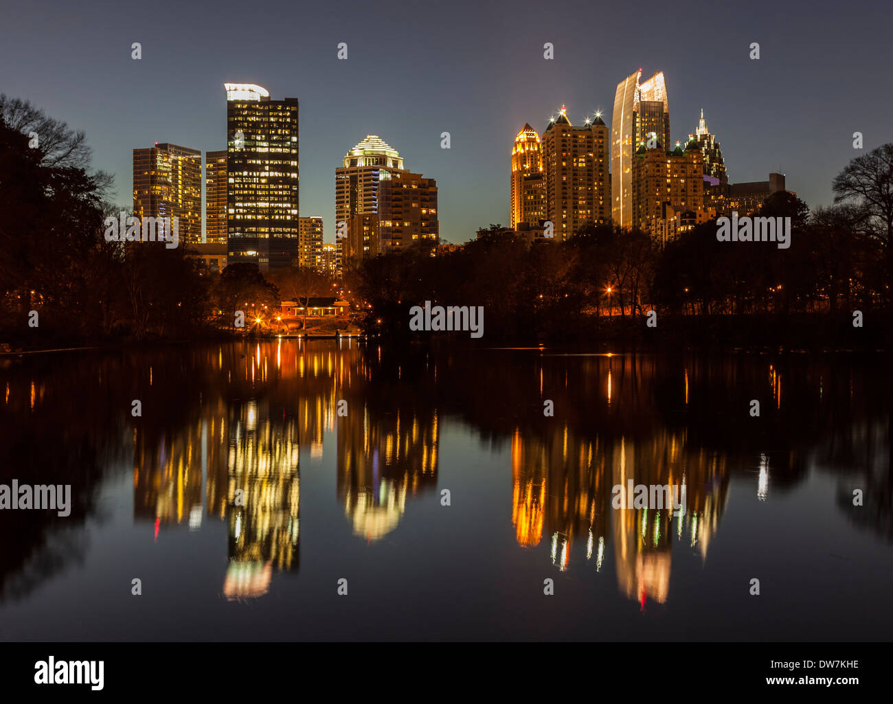 Nachtansicht von Midtown Atlanta von Piedmont Park. Stockfoto