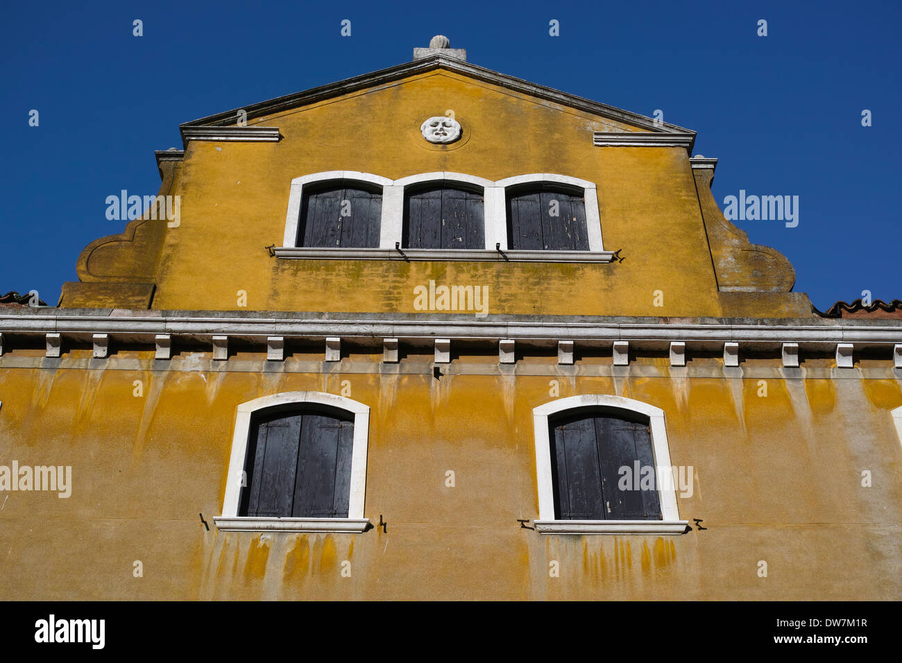 Gelbes Gebäude gegen blauen Himmel, Fondamenta Sangiofoletti, Venedig, Italien Stockfoto