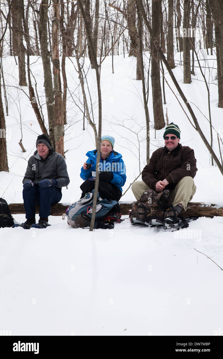 Winterwanderer Entspannung und Erholung auf einem schneebedeckten Weg auf Mount Greylock, Adams, MA. Stockfoto
