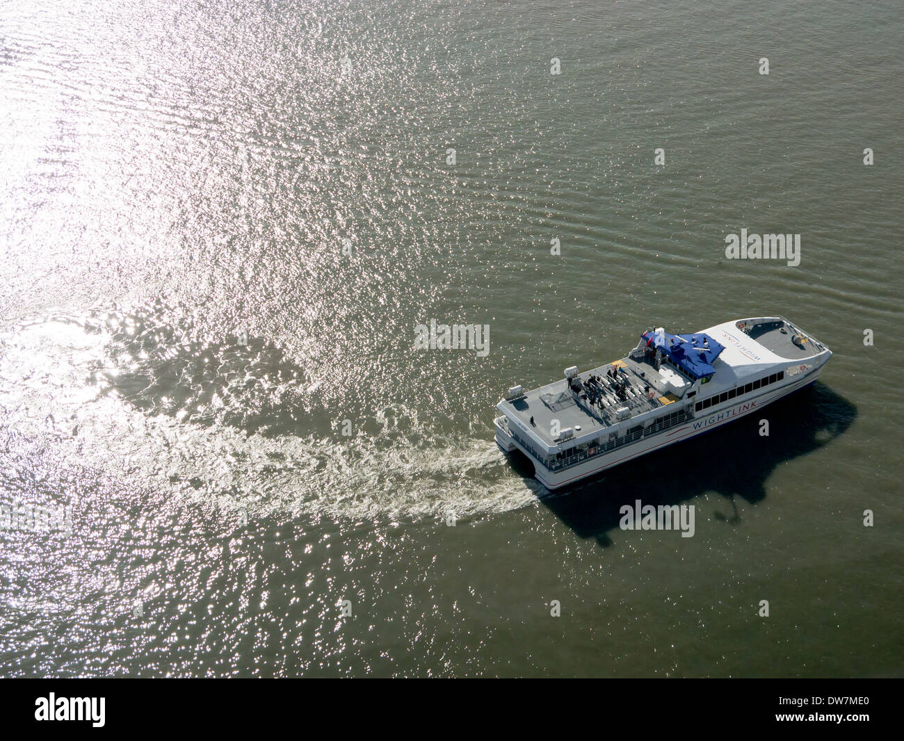 Wightlink Katamaran macht eine enge Kurve im Solent, england Stockfoto