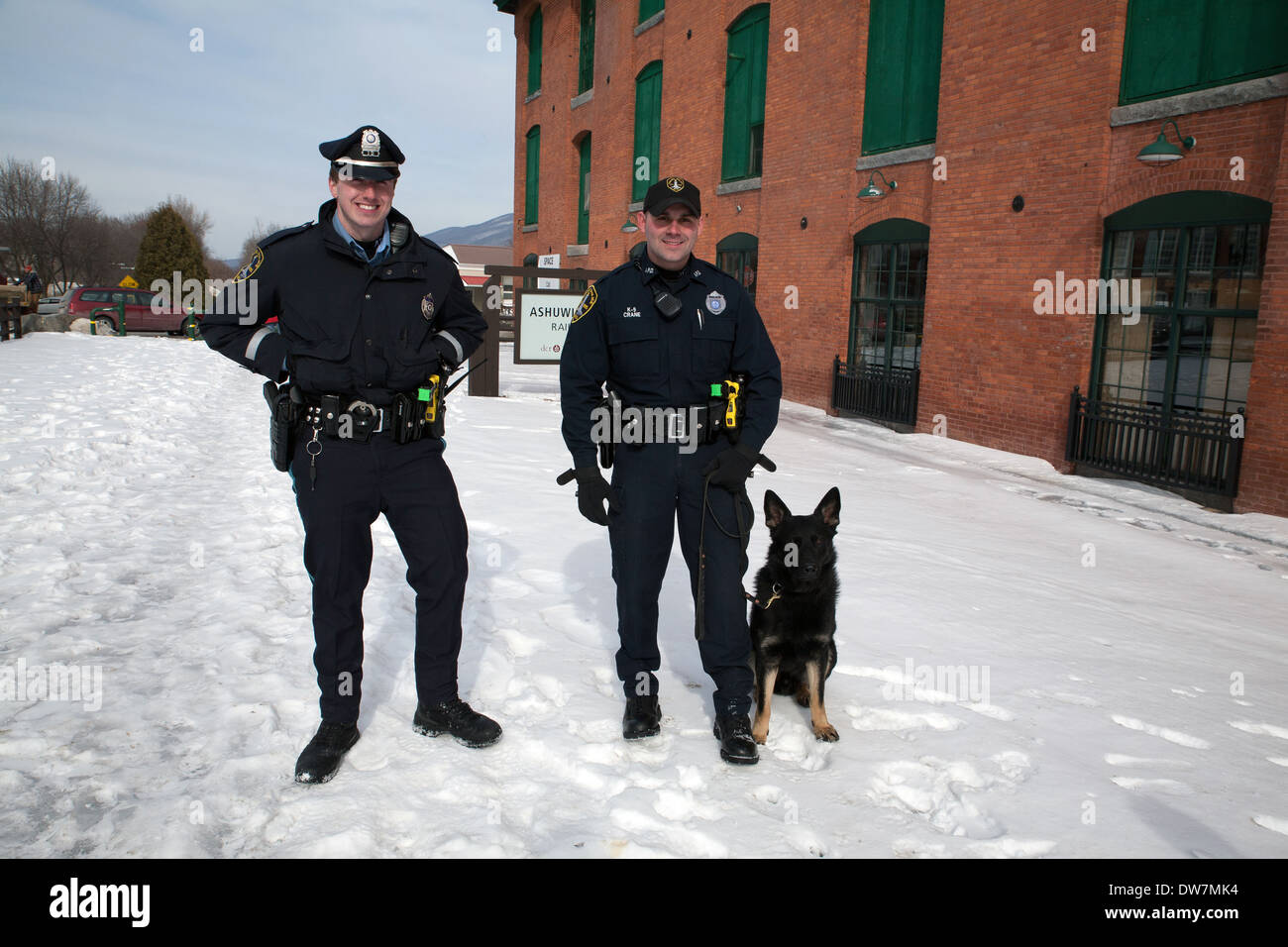 Zwei menschliche Polizisten posieren mit neuen Hund-Polizist der Stadt. Stockfoto