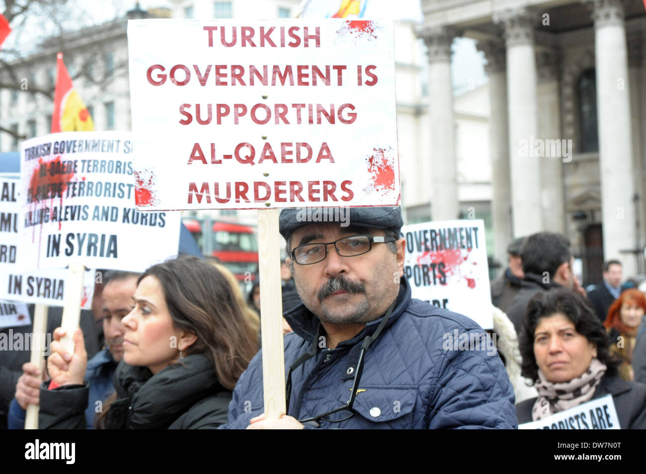 London, UK. 2. März 2014. Blutbad in Syrien Demonstration auf dem Trafalgar Square gegen Enthauptungen in Maan Dorf Hama Stadt Syrien 03.02.2014 Credit: JOHNNY ARMSTEAD/Alamy Live News Stockfoto