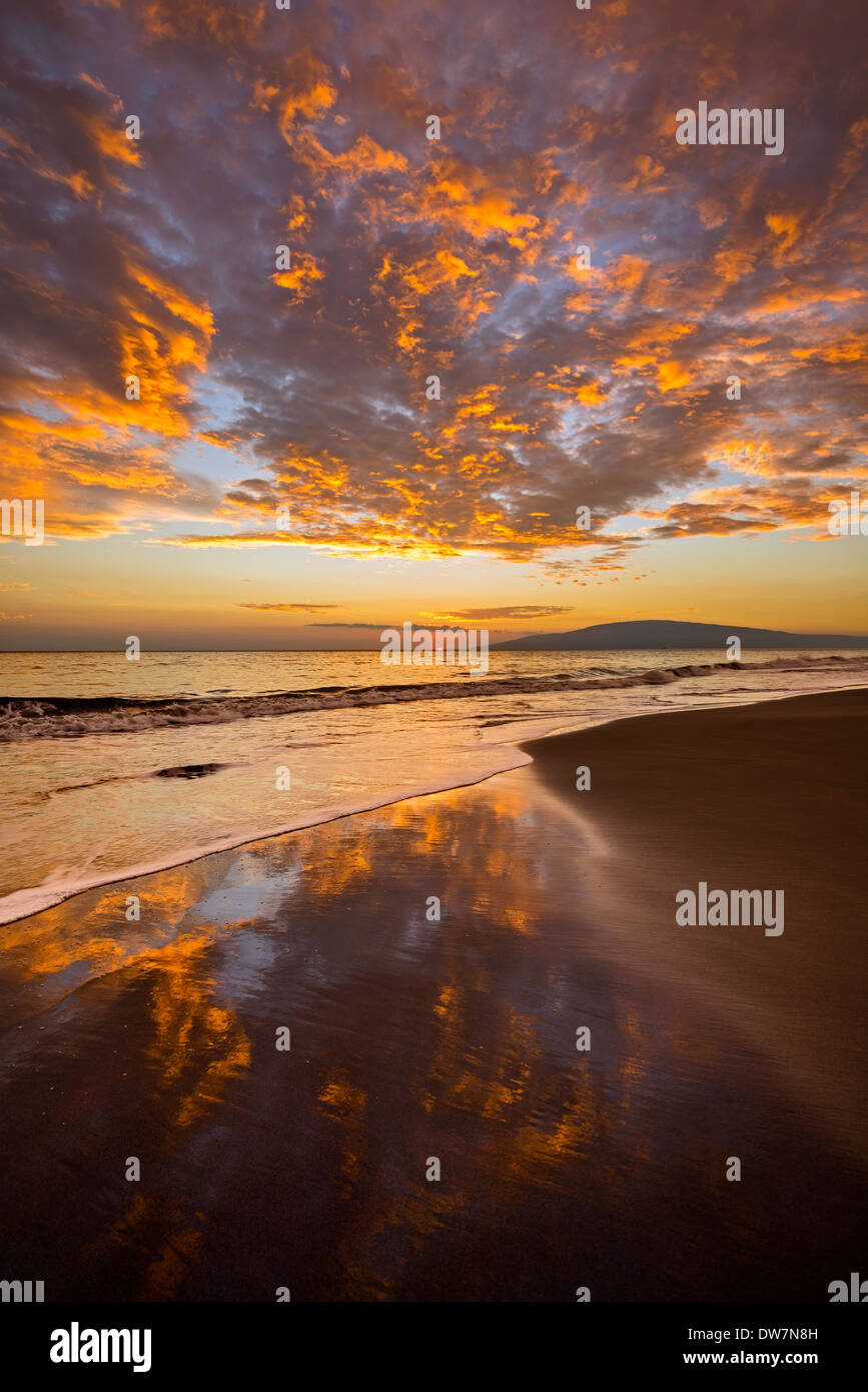 Spektakulären Strand Sonnenuntergang in der Stadt Lahaina auf der hawaiianischen Insel Maui. Stockfoto