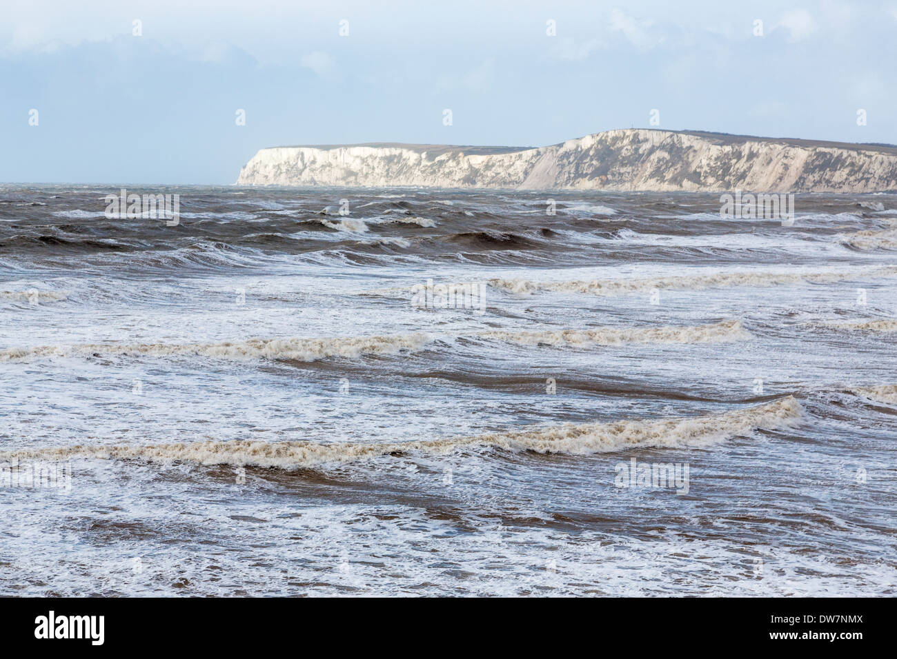 Kreidefelsen mit Seegang und brechenden Wellen bei stürmischem Wetter beim Compton Bucht, Isle Of Wight, UK, Tennyson Down hinter Stockfoto