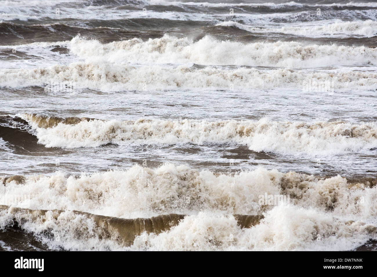 Stürmischer Seegang mit brechenden Wellen bei schlechtem Wetter in Compton Schach, Isle Of Wight, Großbritannien Stockfoto